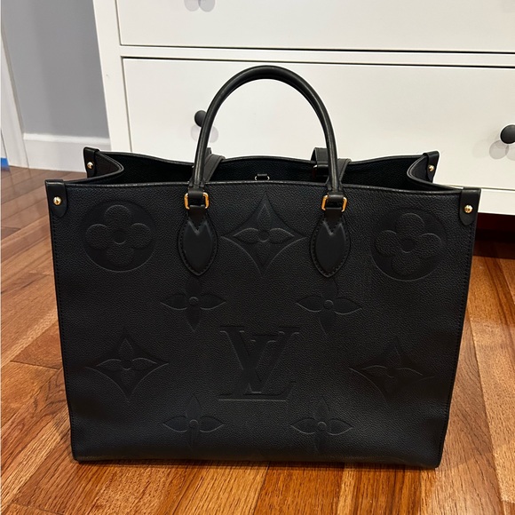 EUC Louis Vuitton ON THE GO GM BLACK travel bag - Picture 1 of 16